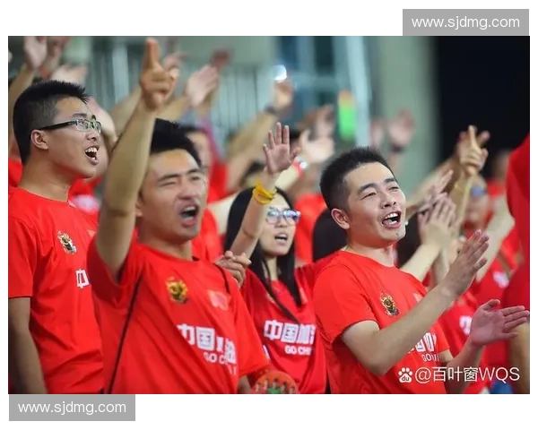 足球比赛结束后，球员激烈庆祝胜利 球迷热情互动赛场回荡欢呼声